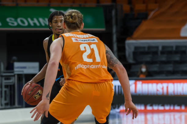 及一名具备 及一名具备